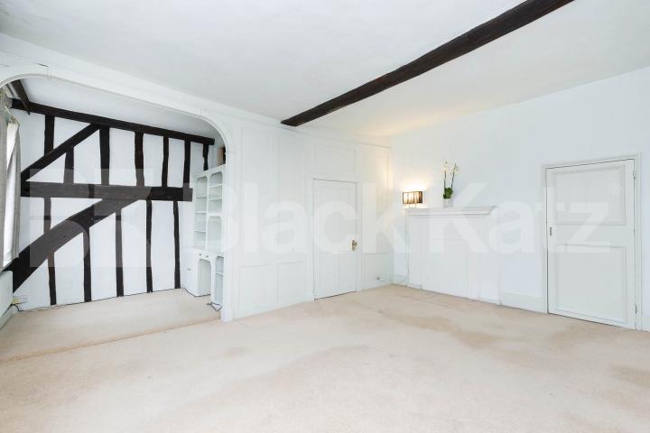 A elegant and historic 16th century detached house on an exclusive street   Totteridge Common, Highwood Hill